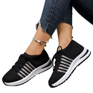 Κομψά μαύρα γυναικεία sneakers fly-knit με πλατφόρμα και αναπνέουσες πλευρικές ρίγες