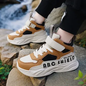 Αναπνεύσιμα παιδικά chunky sneakers σε χακί και λευκό, κομψά αθλητικά παπούτσια εξωτερικού