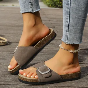 Gros plan de sandales à semelle en liège style Birkenstock avec boucle rétro