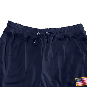 Detailopname van een donkerblauwe heren joggingbroek met verstelbaar trekkoord
