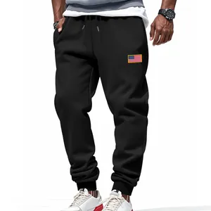Detail van een zwarte heren joggingbroek met een Amerikaans vlag-embleem erop