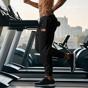 Zwarte joggingbroek voor heren met Amerikaanse vlag patch voor fitness en sport.