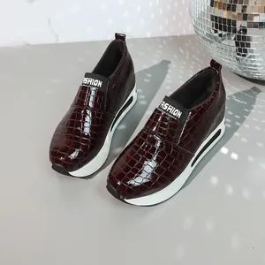 Dettaglio di sneakers platform da donna in ecopelle coccodrillo bordeaux