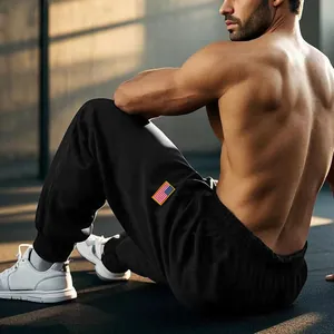 Detail van zwarte joggingbroek voor heren in Amerikaanse stijl met vlagpatch en boorden