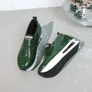 Mocassini platform verde scuro con motivo coccodrillo e finitura lucida