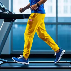 Detailopname gele joggingbroek voor heren met Amerikaanse vlag op loopband