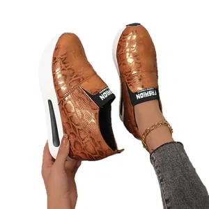 Sneakers platform da donna con stampa pitonata bronzo e suole bianche spesse