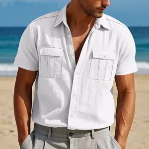 Dettaglio di camicia in lino bianco da uomo a maniche corte con tasche sul petto al mare.