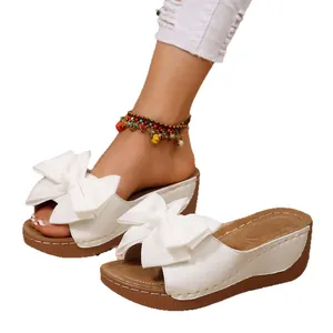 Sommerliche Damen Keilsandaletten mit eleganter weißer Blumenschleifen-Dekoration