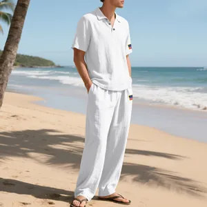 Casual wit linnen heren set met Independence Day vlag detail op een zonnig strand