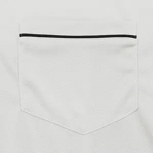 Primo piano della tasca di una polo bianca con striscia decorativa nera minimale.