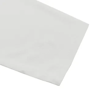 Dettaglio del tessuto in cotone piqué bianco con trama a maglia traspirante.