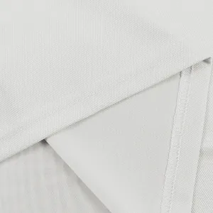 Primo piano del tessuto piqué bianco e delle cuciture di una polo da uomo a maniche lunghe