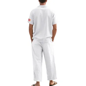 Achteraanzicht van heren losse witte linnen shirt met korte mouwen en lange broek