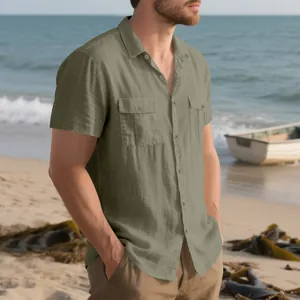 Primo piano della camicia in lino verde oliva da uomo con tasche sulla spiaggia