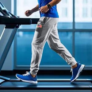 Detail van de grijze sportjoggingbroek voor heren met de Amerikaanse vlag tijdens het rennen
