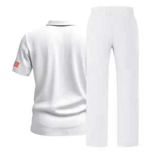 Achteraanzicht van een witte linnen zomerseth met polo met korte mouwen en losse broek.