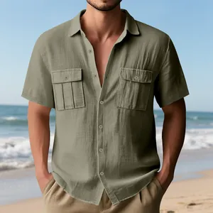 Elegante camicia estiva in lino da uomo a maniche corte con comodi taschini sul petto.