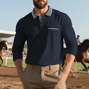 Dettaglio di una polo blu navy a maniche lunghe con colletto a contrasto grigio