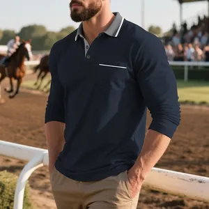 Dettaglio di una polo a maniche lunghe blu scuro con colletto a contrasto e un taschino