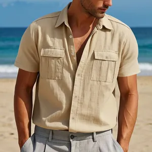 Camicia classica in lino beige da uomo con due tasche sul petto in un ambiente balneare