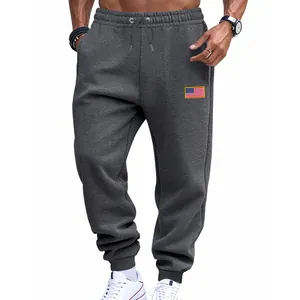 Detail van hoge kwaliteit van een grijze heren joggingbroek met Amerikaanse vlag