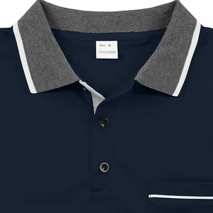 Dettaglio ravvicinato del colletto e del taschino della polo blu uomo