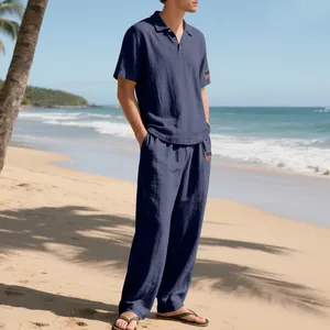 Marineblauwe linnen herenoutfit op een zonnig strand met tropische achtergrond