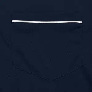 Dettaglio della tasca sul petto della polo blu navy con bordo bianco