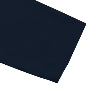 Vista macro dettagliata della trama in tessuto mesh traspirante blu navy per polo da uomo