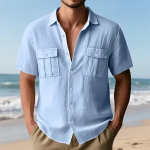Camicia di lino azzurra da uomo a maniche corte con due tasche sul petto al mare