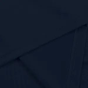 Primo piano dettagliato del tessuto in maglia piqué blu navy traspirante per polo uomo