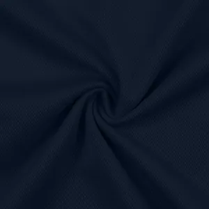 Dettaglio ravvicinato della trama del tessuto a rete traspirante blu navy della polo