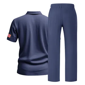 Achteraanzicht van heren linnen poloshirt en broek set in marineblauw met VS-vlag.