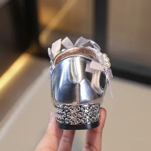 Elegantes zapatos de princesa plateados para niñas con tacón de strass y detalle de perlas