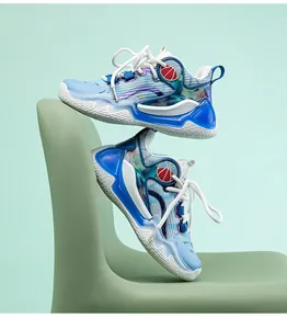 Zwei hellblaue Kinder-Basketballschuhe auf einem grünen Stuhl vor minzfarbenem Grund.