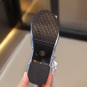 Vista detallada de la suela negra antideslizante para zapatos de princesa plateados, talla 26