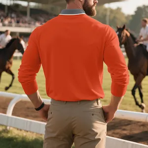 Vista posteriore di una polo arancione a maniche lunghe da uomo su un campo da polo sportivo