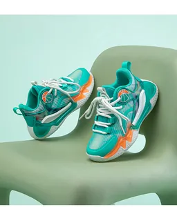 Detailansicht der blaugrünen Basketballschuhe für Jungen mit griffiger, strukturierter Sohle.