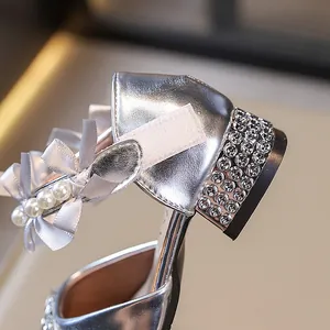 Sandalias de princesa plateadas para niñas con tacones de pedrería y lazos de perlas elegantes