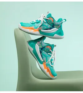 Detailansicht türkisfarbener Basketballschuhe für Jungen mit orangen Akzenten und Mesh