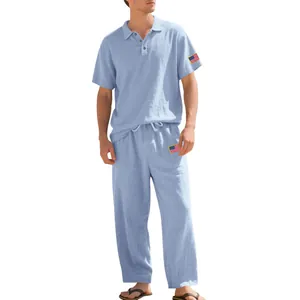 Detail van de casual lichtblauwe linnen herenset met poloshirt met korte mouwen en broek