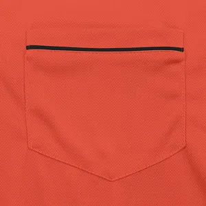 Dettaglio ravvicinato della tasca sul petto di una polo da uomo in tessuto mesh arancione