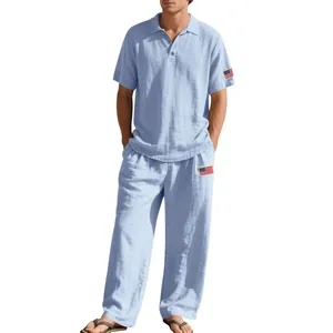 Detail van heren linnen set in lichtblauw met korte mouwen polo en losse broek voor zomer.