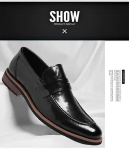 Detalle de un mocasín de negocios clásico de cuero negro con suela marrón