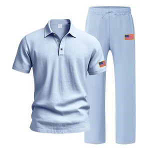 Lichtblauwe linnen-textuur polo en broek set met Amerikaanse vlag patches voor zomer.