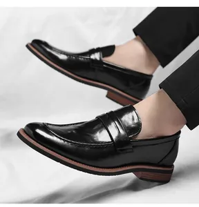 Vista lateral de zapatos náuticos de cuero negro brillante para hombre de negocios