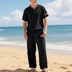 Zwarte linnen heren vrijetijdsset met Amerikaanse vlag patches op een zonnig strand