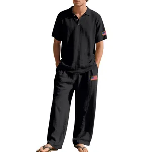 Heren casual linnen set in zwart met poloshirt met korte mouwen, lange broek en patch