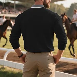 Vista posteriore dettagliata di una polo nera a maniche lunghe da uomo su un campo da polo
